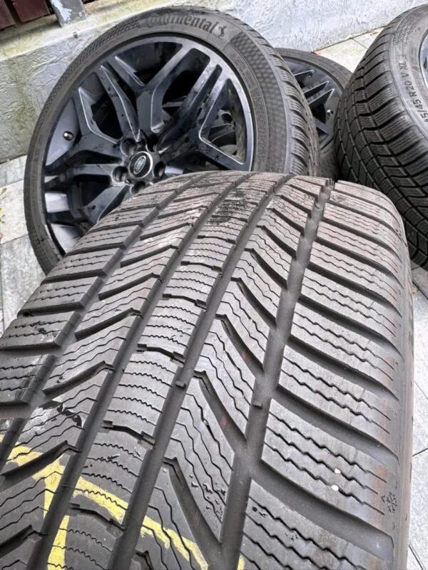 RANGE ROVER EVOGUE/SPORT/VELAR WHEELS AND WINTER / SUMMER TYRES GLOSSY BLACK 245/40/ R20 06 MONTHS WARRANTY REFUND ACCEPTED .